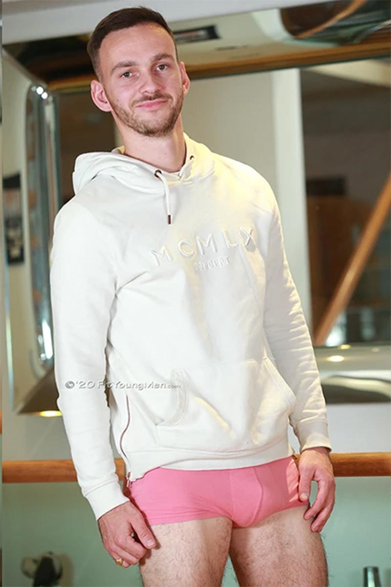 Qiz dostim uxlayotganida sikdim.